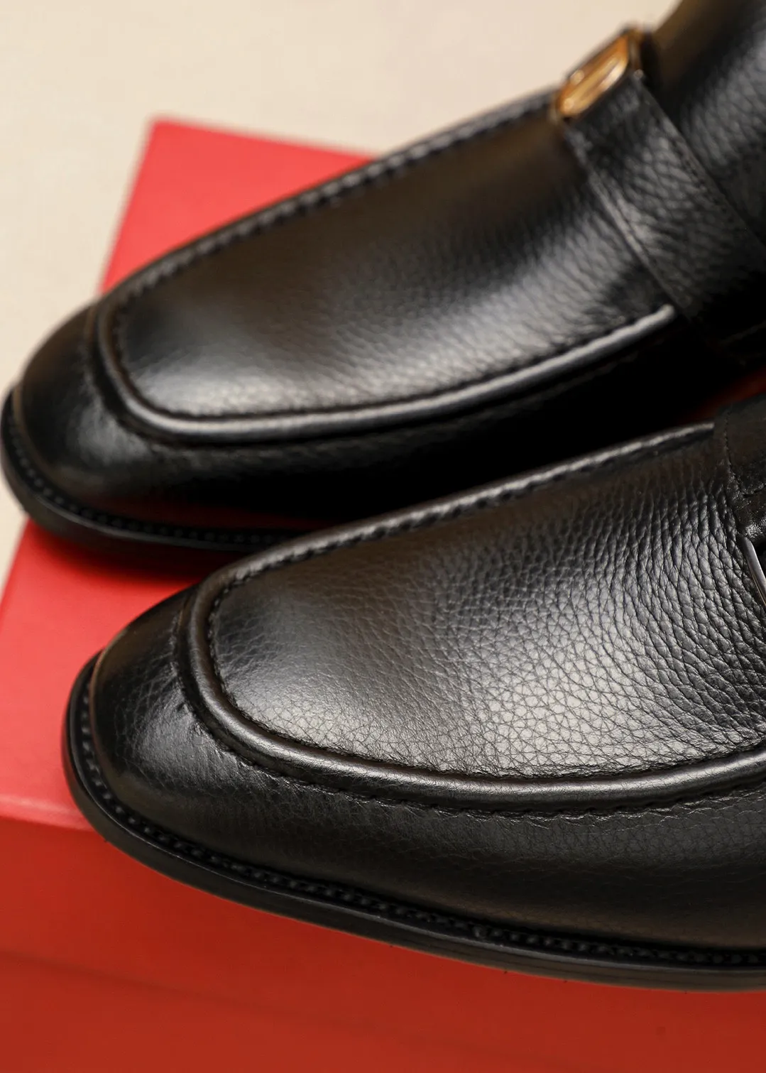 Men's shoes 💰460 💐 Product trademark: Ferragamo "Ferragamo" casual leather shoes Regular size: 38-44 (45.46🉑️customized) Product materials: Selected imported first-layer pebbled cowhide leather upper + luxury hardware buckle, imported water-dyed cowhide leather lining. Strong three-dimensional visual effect, original outsole color: 2⃣️seed leather materials optional
